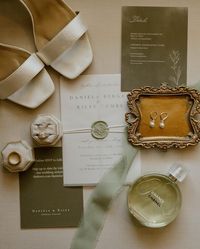 Some wedding day details 🤩 I loved the sage green and white colors for this July wedding 🤍