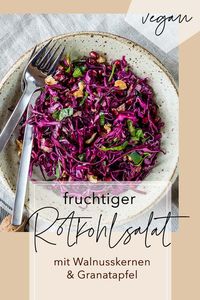 Rotkohlsalat mit Granatapfelkernen und Walnuss - schnell gemacht & gesund. Der fruchtige Rotkohlsalat sieht nicht nur toll aus, das Rezept kommt auch noch mit einer Handvoll Zutaten aus und ist im Handumdrehen zubereitet.  #rotkohlsalat #vegan #schnellgemacht #glutenfrei | schuesselglueck.de