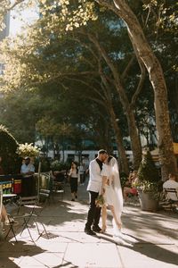 Summer elopement portraits in Bryant Park, New York City | Discover city elopement ideas, New York City elopement inspiration, intimate wedding at grand central station, and urban elopement photos. Book Daniela for your NYC Elopement at www.geminisuncreative.com