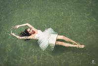 Un trash the dress à la mer Photo: fraction d'instant -Christophe pellé