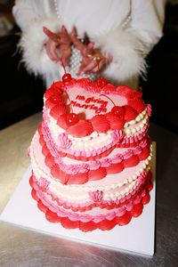 Go get yourself the retro heart shaped wedding cake of dreams shot by @EMACROMPZ