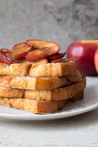 Light, fluffy, and healthy apple cinnamon French toast! Complete with a fragrant apple cinnamon topping, this French toast is a crowd-pleaser.