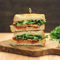 Yuk, bikin sajian dari roti yang beda dari biasanya! Endeusiast dapat mencoba meny Sandwich Tempe Bakar ini. Tempe dibalut dengan saus BBQ sehingga rasanya lebih endeus. Penasaran seperti apa menu ini jika disajikan? Langsung aja dicoba resepnya...