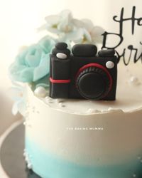 Cake for a photographer🤍 . . . #photographercake #cameracake #cakelove #cakeartistkolkata #bluecake #cakeforhim #egglesscakesinkolkata #photographers