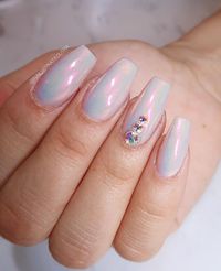 Pandora is a premium chrome that has a blue/pink/red unicorn effect. For tips and tricks on chrome application, click here 1g of product ** Please note this product is packaged in a 4g jar. The jar will NOT be full when you receive it** Photo credit @nailsbykatiedutra, @kirstnails92, @naileditbymell (matte over black), @gracious_nails *Swatches are chromed over a black, white and neutral tan base