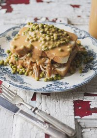 Hot chicken (dindon, petits pois aux herbes fraîches & sauce maison) - Trois fois par jour