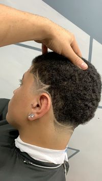 Veja esse modelo de risquinho para o corte de cabelo masculino Taper Fade, mais conhecido em algumas regiões do Brasil como Americano.