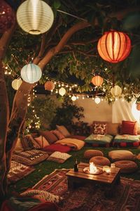 Create a magical atmosphere with these innovative and affordable DIY backyard party lighting ideas. 🌙🌳