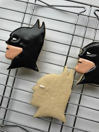 Batman Cookie Tutorial | Sweet Jenny Belle - easy sugar cookie decorating, dessert recipe and fun cupcake recipes