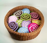 How fun! Little Scrubby Confections for washing dishes or faces! Free crochet pattern •☆Teresa Restegui http://www.pinterest.com/teretegui/☆•