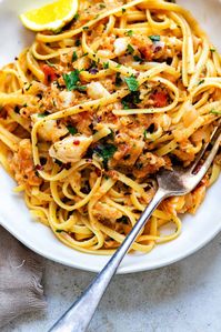 Delicious Crab Linguine – this super tasty crab pasta recipe uses just a handful of ingredients and cooks in just 15 minutes!