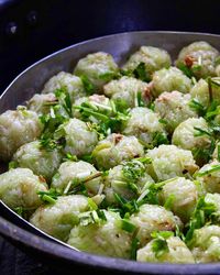 Les boulettes chouchou, ce plat très populaire à Maurice est composé de chouchou (ou appelé aussi chayote), d'un bouillon qui se mange tout simplement.