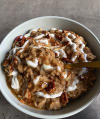 Vegan Cinnamon Roll Oatmeal | Upbeet & Kaleing It