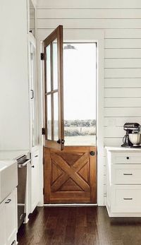 It’s like chocolate and peanut butter, pie and ice cream….. shiplap and a Dutch door. Perfection!! 📸 @jacobsfarmstead