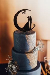 The sparkling cake by Sweet Cravings is seriously divine. And we’re over-the-moon for that cake topper. Over. The. Moon. Photo by Fox + Sloane Photography #utahvalleybride #utahwedding #utahweddingphotography #starweddingcake #starweddingtheme #starrywedding #uniqueweddingcake #bluecake #blueweddingcake #winterwedding