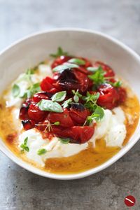 Das Rezept für die berühmten confierten Ofen-Kirschtomaten von Ottoenghi auf kaltem Joghurt. #backofen #gutbeihitze #ottolenghi #levanteküche #levanterezepte #simple #tomaten #joghurt #confiert #vegetarisch #einfach #schnell #arthurstochterkocht #foodblog