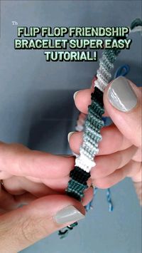 Make this adorable flip flop friendship bracelet with this easy pattern for beginners! It's a spinoff on the candy stripe and has so much personality. #friendshipbracelets #knottedbracelet #knotting #friendshipbraceletpattern #braceletmaking