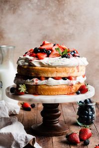 berries & cream cake - Blue Bowl