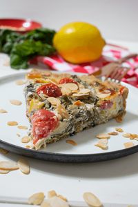 vegane Mangold-Tarte mit Zitronen-Cashew-Sahne und Zucchini