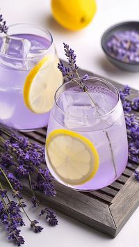 Lavender Lemonade ist ein köstlicher und aromatischer Cocktail und erfrischendes Getränk mit Wodka versetzt und eignet sich perfekt für einen sonnigen Nachmittag oder einen entspannten Abend. Auf Eis serviert und mit einem Lavendelzweig garniert, ist er ebenso schön wie köstlich. Speicher und probier dieses Sommercocktail-Rezept.