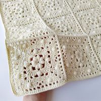 Crochet granny square baby blanket pattern easy with flower | Inspire Uplift