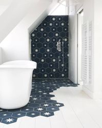 How stunning is this juxtaposition of these blue star hexagon tiles against the while floorboards? I love how they cascade on to the floor.