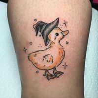 Adorable little duckling tattoo! He's gotta be a familiar 😆