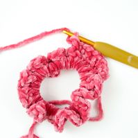 How to crochet Scrunchies in 5 minutes - CJ Design Blog