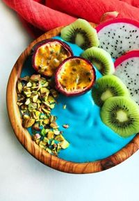 Vegan Blue Mermaid Smoothie Bowl // This gorgeous ocean-inspired smoothie bowl can be the best medicine for "January blues". A delicious and vitamin-packed goodness to make your mornings awesome. | The Green Loot #vegan #cleaneating #weightloss