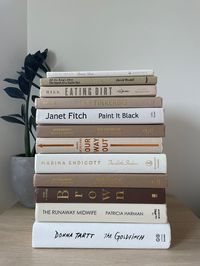 Schaffen Sie einen Raum, der sich gemütlich, schön und vielseitig anfühlt, indem Sie eine personalisierte Sammlung dekorativer Bücher in Ihr Zuhause integrieren. Bei Büchern und Haarspangen achten wir auf Sie und Ihre Visionen, indem wir Bücher von guter Qualität beziehen und gleichzeitig die Umwelt unterstützen. Wir glauben, dass luxuriöse Haushaltswaren auch umweltfreundlich sein können. Durch nachhaltige Geschäftspraktiken wählen wir sorgfältig Bücher aus, die wiederverwendet und wiederverwen