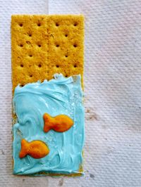 Ocean themed snack for preschool! Just dip the Graham cracker in melted chocolate (dyed blue) and stick on a couple of goldfish!