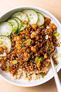 This crumbled tempeh is a deliciously “meaty” vegan topper for any grain bowl or salad. Quick and easy, perfect for meal prep. thenewbaguette.com