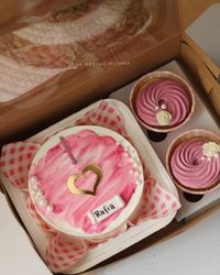 This bento cake and cupcake box is the perfect bite-sized indulgence for any occasion. Whether it’s a sweet treat for yourself or a thoughtful gift for someone special, these mini delights are sure to bring a smile. 💕 #BentoCake #CupcakeLove #MiniTreats #TheBakingMumma