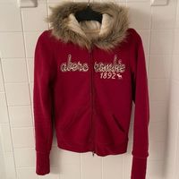 Size Xl In Girls, But Fits An Adult Women’s Xs/S Perfectly! Gently Worn Pre-Owned Hoodie From The Very Early 2000s. Will Definitely Show Signs Of Wear From Over The Years, But No Holes/Rips/Etc. Very Faint Spots On Sleeve Cuff Shown In Photos. Rare And Iconic Y2k Piece. Deep Cherry Red With Knitted Interior And A Fur Lined Hood. Super Coquette And Warm Vintage Y2k 2000s Coquette Cottagecore Fairy Mean Girls Bratz Doll Dollette Bella Swan Elena Gilbert Preppy