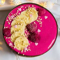 Did I mention how much I love my coconut bowls? Banana Raspberry Pink Pitaya Smoothie Bowl**********Topped with Banana Some Frozen RaspberriesPuffed Quinoa and Some Sugar Hearts 💖  #easyrecipes#breakfastgoals