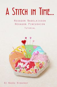 Wie man ein Hexagon Nadelkissen näht… How to sew a hexagon pincushion… MATERIALIEN: Schnittmuster hier herunterladen 1x 18 x 18 cm Leinen 1x 18 x 36 cm leichte, aufbügelbare Vlieseinlage 6 Baumwollstücke, ca. 11 x 11 cm groß Füllwatte 1 dekorativer Knopf Markierstift, Nähnadel und Nähgarn Die Nahtzugabe von 1/4 Inch (0,7 cm) ist im...