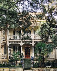 Shannon Hammond on Instagram: “A postcard from Savannah, an American city that really knows how to celebrate this Irish holiday. 🌿🍀🌿 #savannahgeorgia #facadelovers…”