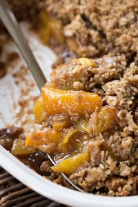 Warm Vanilla-Bourbon Peach Crisp | thecozyapron.com