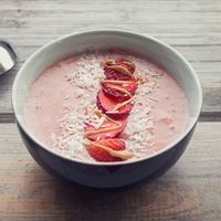 Strawberry Peanut Butter Power Smoothie Bowl Breakfast Recipe with banana, Greek yogurt, chia seeds, almond milk and coconut. #smoothiebowl #breakfast #healthyrecipes #strawberry #peanutbutter #recipes #slenderberry