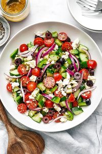 With only six ingredients and an easy homemade Greek salad dressing, this Greek salad is the best Mediterranean recipe for spring and summer!