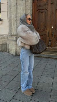 Choose a luxurious faux fur jacket in a soft, neutral color like beige, grey, or cream. This adds a touch of glam while keeping you cozy. Pair it with a chunky knit scarf wrapped around your head and shoulders for extra warmth and a hint of sophistication. #WinterStyle #AutumnFashion #CozyLooks #LayeredFashion