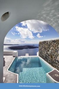 Dreaming of the crystalline blue waters of the Aegean Sea for your honeymoon getaway? If the answer is yes, then the enchanting Santorini infinity pools await, providing the perfect backdrop for your unforgettable romantic adventure.