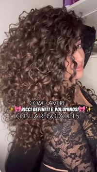 Gabriella De Giorgi | Curly Creator ⭐️ on Instagram: "Dopo anni e anni di prove su prove ho trovato la tecnica perfetta per i miei ricci e ci tenevo a condividerla con voi 💗 #capelliricci #howtodiffusecurlyhair #comeasciugareiricci #curlyhair #curly #capelli"