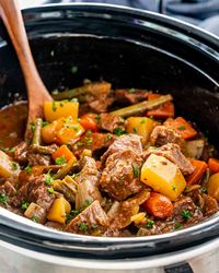 This hearty Crockpot Beef Stew is perfect for those chilly winter nights. This stew is loaded with beef, potatoes, carrots and green beans. #crockpot #slowcooker #beefstew #recipe