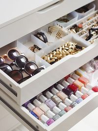 Lay items out in drawers to keep makeup and accessories organised and easy to see exactly what you have