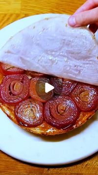 Edouard Cuisine 🌱👨‍🍳 on Instagram: "Tatin d'oignons rouges 🧅 recette 👨‍🍳
.
#Oignon #Onion #Tarte #Pie #Recette #Crispy #Honey #Miel #Chef #Edouardcuisine #ideerecette #recettefacile #recetterapide #recettesimple #Tatin #TarteTatin"