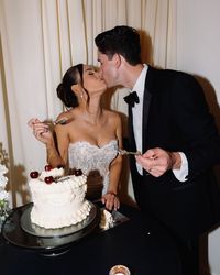 The simplicity of the vintage cake 🍒 Perfect for that cake cutting photo. And please tell me you swiped so you can see the mini cakes that they had for the rest of their guests! They're only 3 inches in diameter 🥹🖤 Photography: @alexanderthomasco