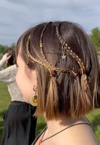 Not My Pic, Please Dm for Credit/Removal. Visit Heartafact.com for the best hippie hairstyles. Explore #hippieaesthetic with aesthetic hippie hair ideas- wraps, bandana, beaded, color ideas, hippie charms. Find boho braids, boho hairstyles, beaded hairstyles, fairy hairstyles, partial dreads, concert hairstyles, boho fulani braids, boho goddess braids hairstyles, boho twists & more cute easy hippie hairstyles for short, long, curly & medium hair #hippiecore #fairyhair #hippievibes #70saesthetic