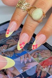 Floral Nail Ideas, flower nails, floral nails for spring, classy floral nails, chic flower nails, dainty daisy floral nails, beach floral nails, hibiscus nails