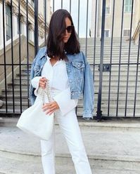 White jeans are timeless and perfect for every season. Whether you want to dress them up or down, they always add a chic touch to any look. Get the inspiration you need to create the perfect outfit with these 40 white jeans outfit ideas! Take your style game to the next level – it’s time to explore new ways of wearing white jeans!